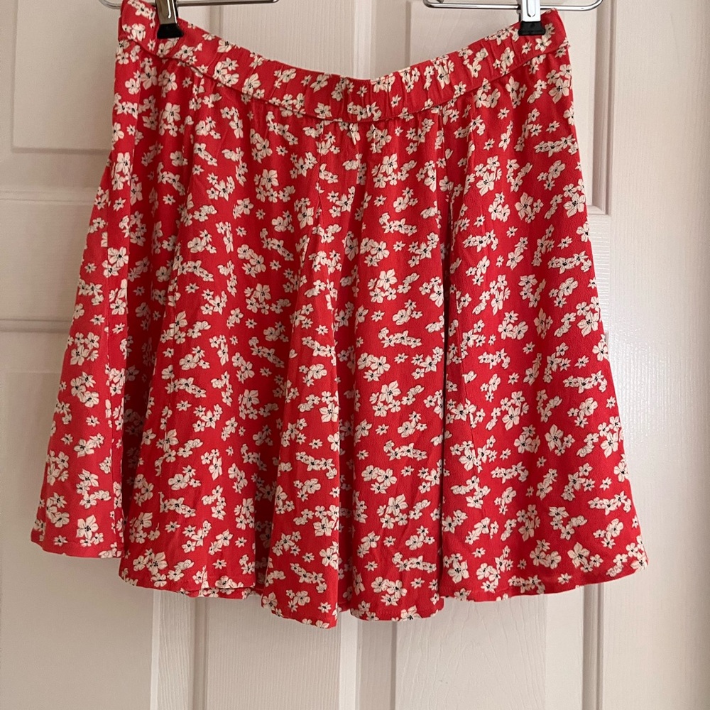 American Eagle brand. Size Medium. Soft orange floral.